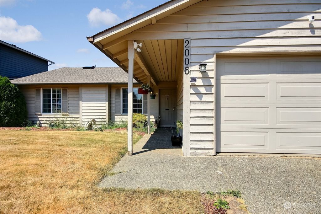 Photo of 2006 SW 325th Place, Federal Way, WA 98023 (MLS # 2134286)