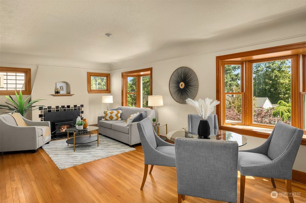 Photo of 5553 36th Avenue NE, Seattle, WA 98105 (MLS # 2148208)