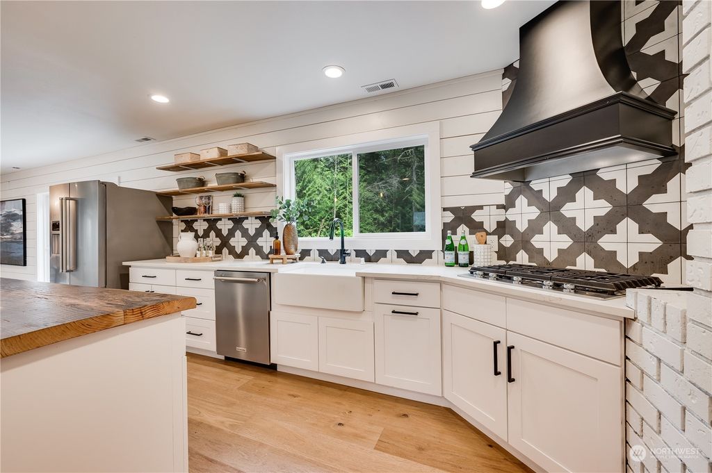 Photo of 7610 220th Avenue NE, Redmond, WA 98053 (MLS # 2069534)