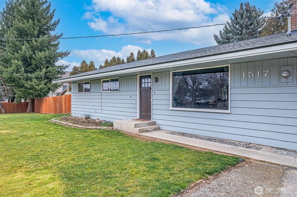 Photo of 1517 Pine St, Wenatchee, WA 98801 (MLS # 2469411)