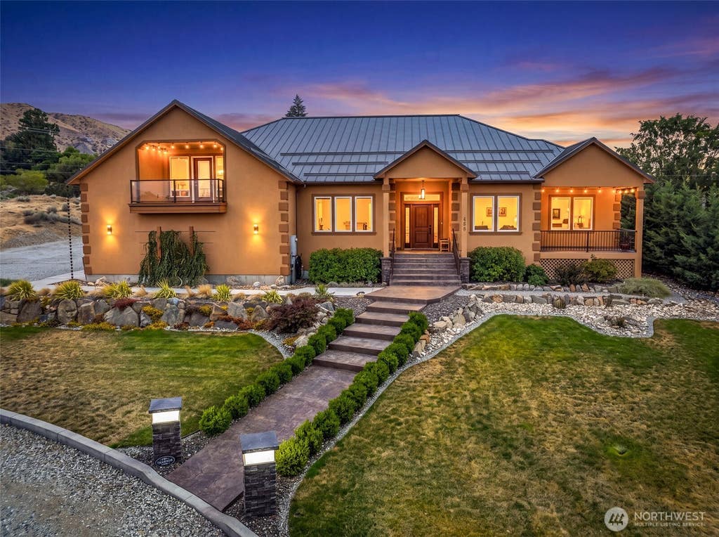 Photo of 262 42nd Court NW, East Wenatchee, WA 98802 (MLS # 2547073)