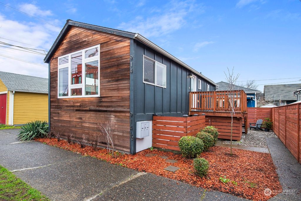 Photo of 914 S Warsaw Street, Seattle, WA 98108 (MLS # 2039467)