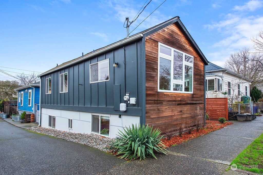 Photo of 914 S Warsaw Street, Seattle, WA 98108 (MLS # 2039467)