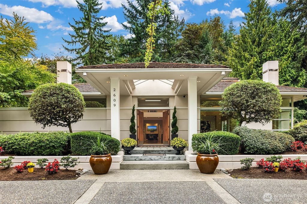 Photo of 2609 Evergreen Point Road, Medina, WA 98039 (MLS # 2427868)