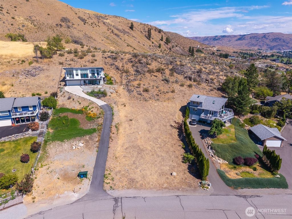 Photo of 211 Pinnacle Place, Chelan, WA 98816 (MLS # 2503111)