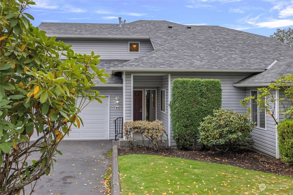 Photo of 15133 Admiralty Way #B4, Lynnwood, WA 98087 (MLS # 2299580)