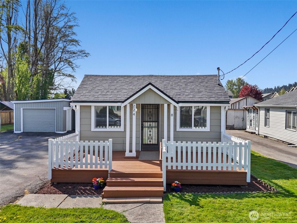 Photo of 224 8th Avenue N, Algona, WA 98001 (MLS # 2363731)