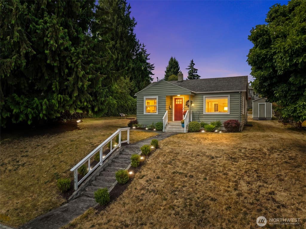 Photo of 3708 Oakes Avenue, Everett, WA 98201 (MLS # 2563326)