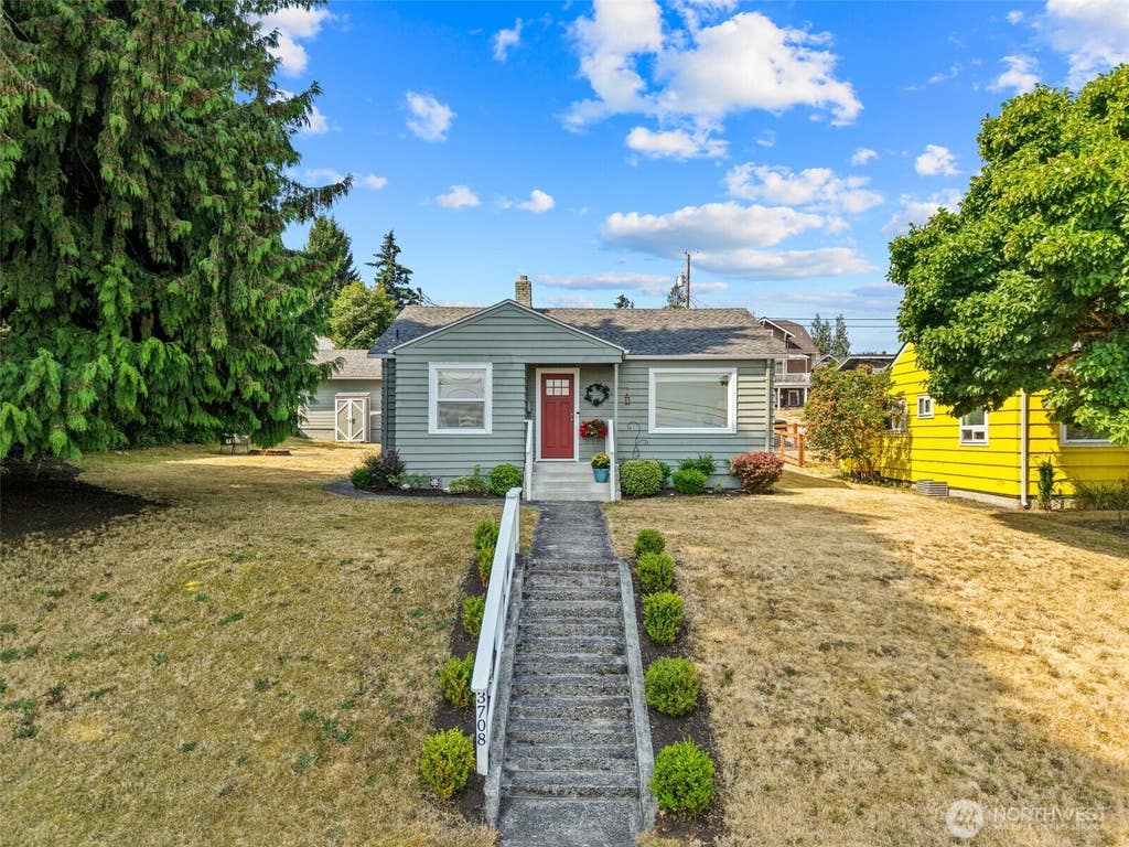 Photo of 3708 Oakes Avenue, Everett, WA 98201 (MLS # 2563326)