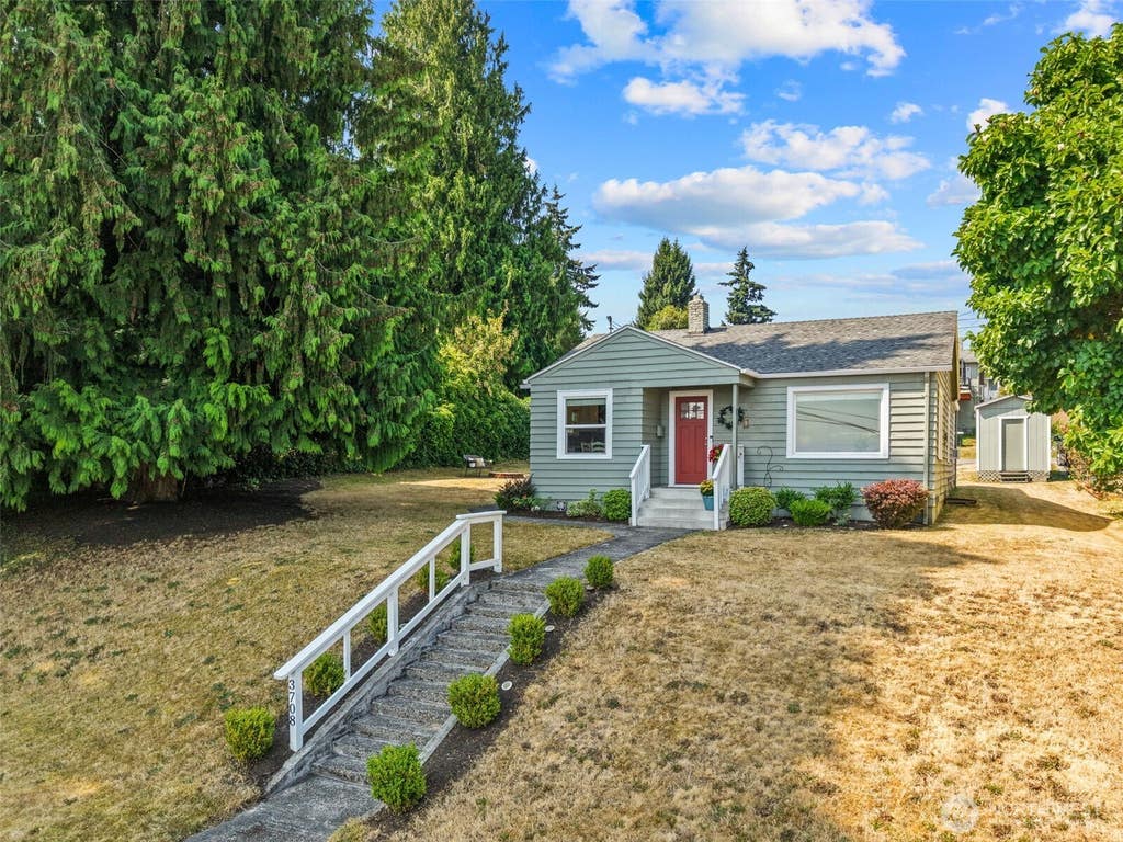 Photo of 3708 Oakes Avenue, Everett, WA 98201 (MLS # 2563326)