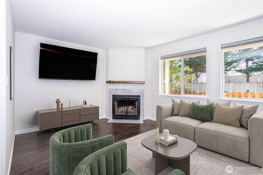 Photo of 4231 NE 5th Street #C102, Renton, WA 98059 (MLS # 2415133)