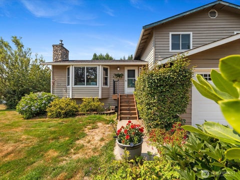 Photo of 1703 147th St NW ST, Marysville, WA 98271 (MLS # 2561561)