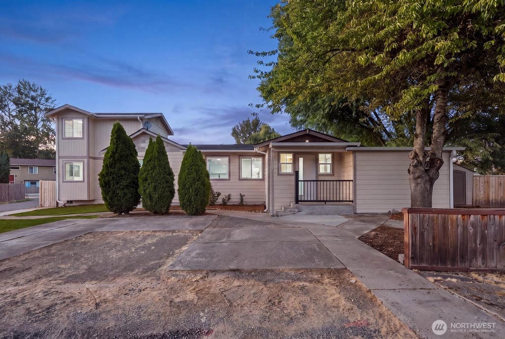 Photo of 221 2nd Avenue N, Algona, WA 98001 (MLS # 2571862)