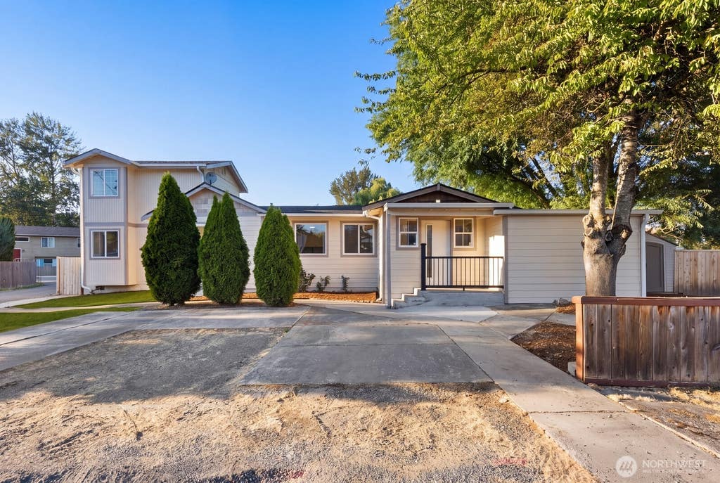 Photo of 221 2nd Avenue N, Algona, WA 98001 (MLS # 2571862)