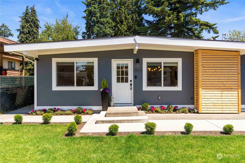 Photo of 2514 Vashon Court NE, Renton, WA 98059 (MLS # 2139780)