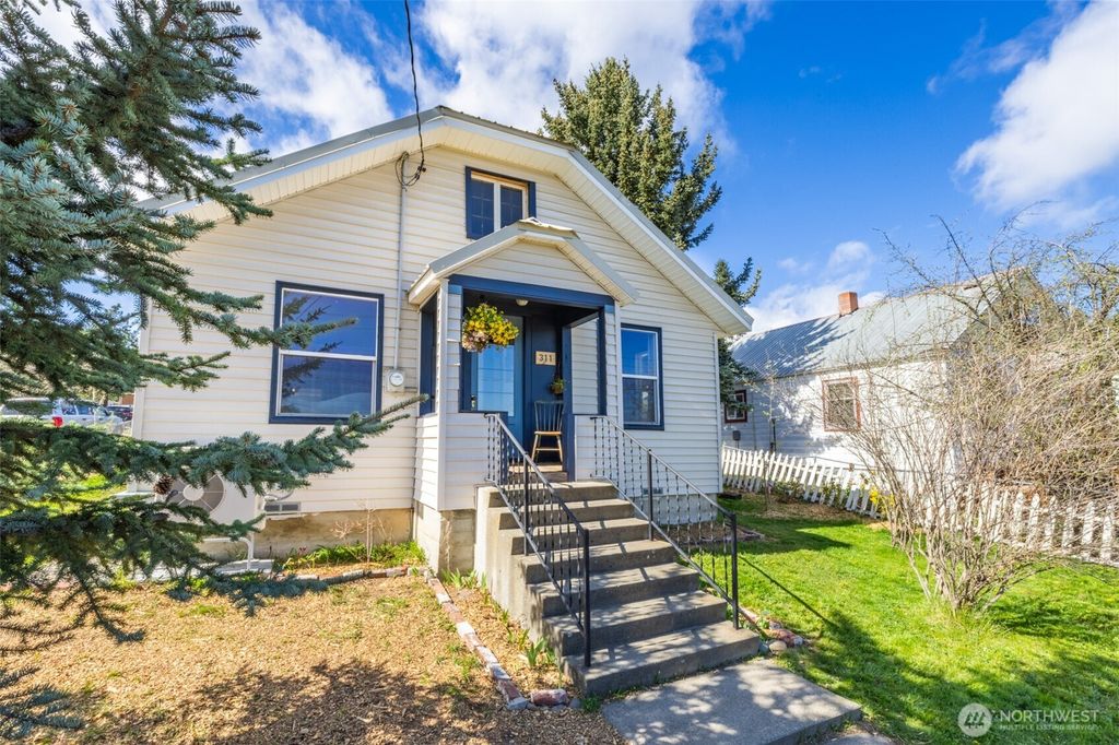 Photo of 311 W Nevada Avenue, Roslyn, WA 98941 (MLS # 2513472)