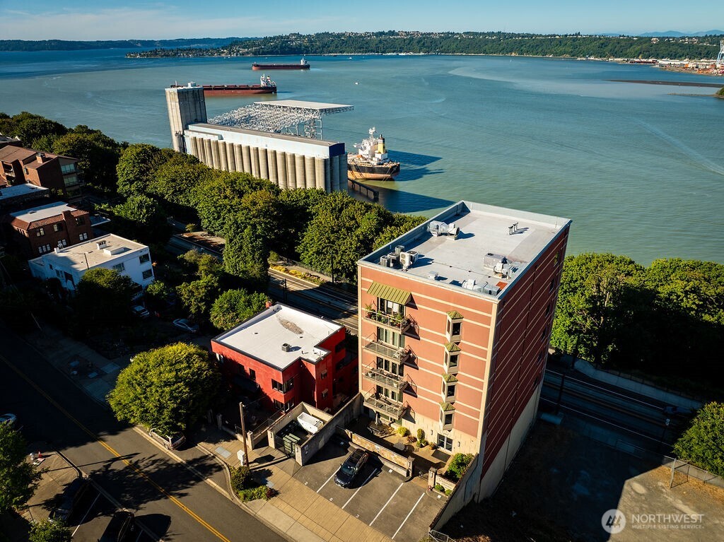 207 Broadway 200