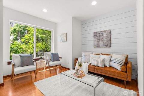 Photo of 672 NE 40th St St, Seattle, WA 98105 (MLS # 2379537)