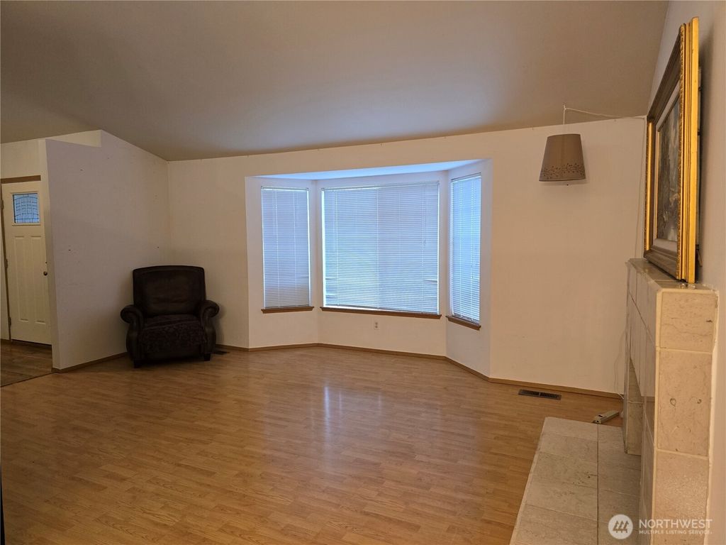 Photo of 1223 SW 353rd Street, Federal Way, WA 98023 (MLS # 2474627)