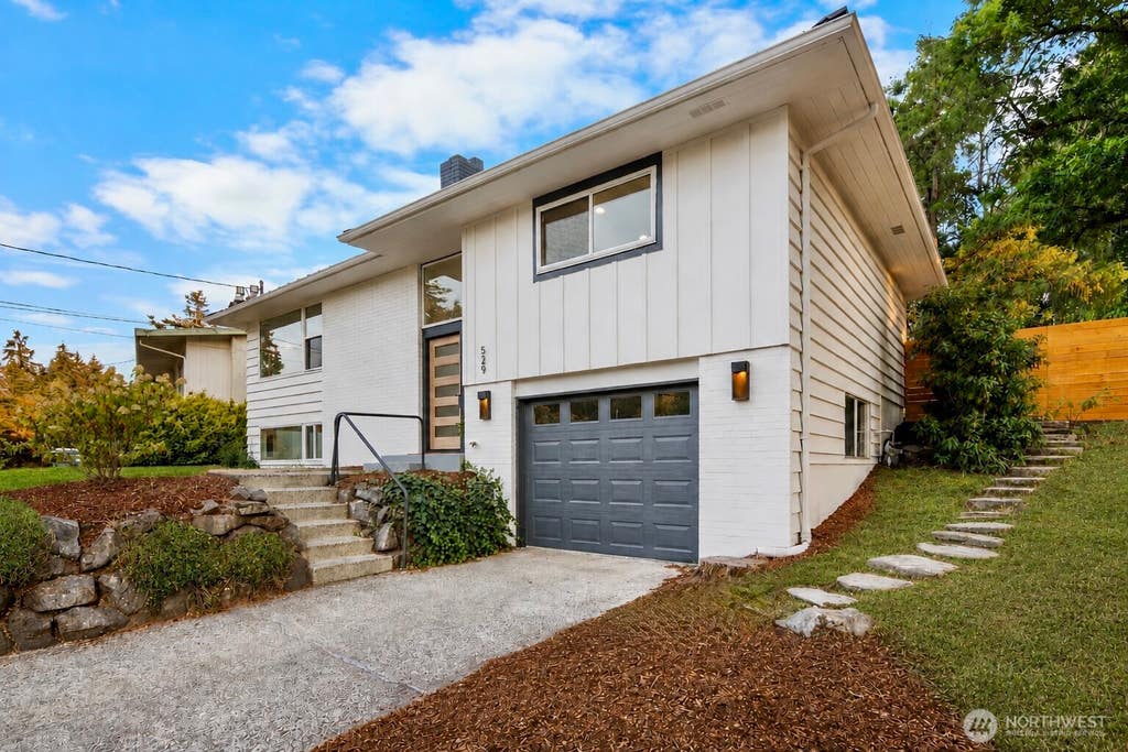 Photo of 529 S 302nd Street, Federal Way, WA 98003 (MLS # 2574187)