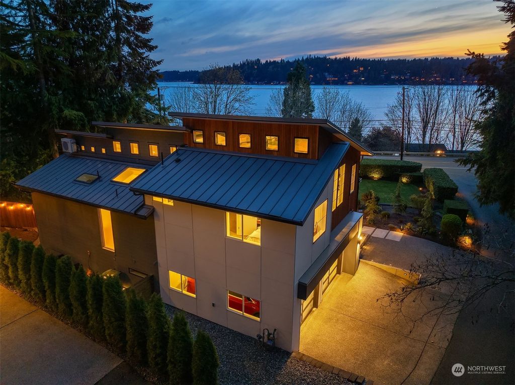 Photo of 2662 E Lake Sammamish Parkway NE, Sammamish, WA 98074 (MLS # 2217800)