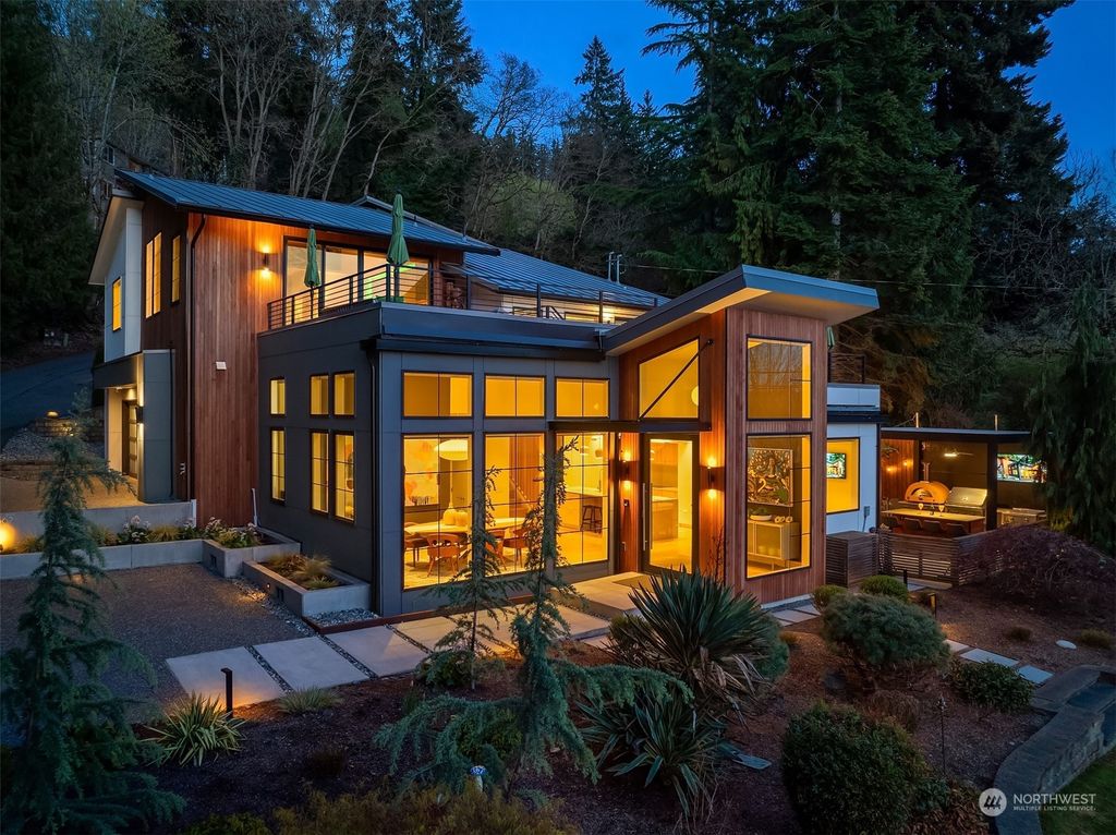 Photo of 2662 E Lake Sammamish Parkway NE, Sammamish, WA 98074 (MLS # 2217800)