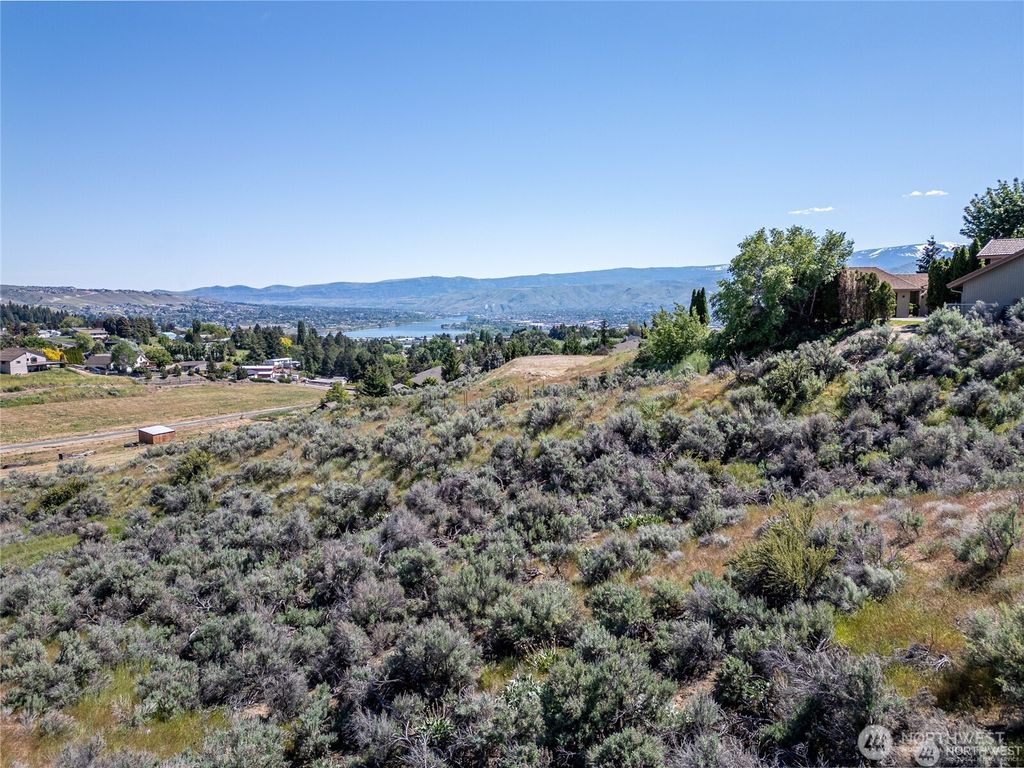 Photo of 327 Mahogany Lane Ln, Wenatchee, WA 98801 (MLS # 2496403)