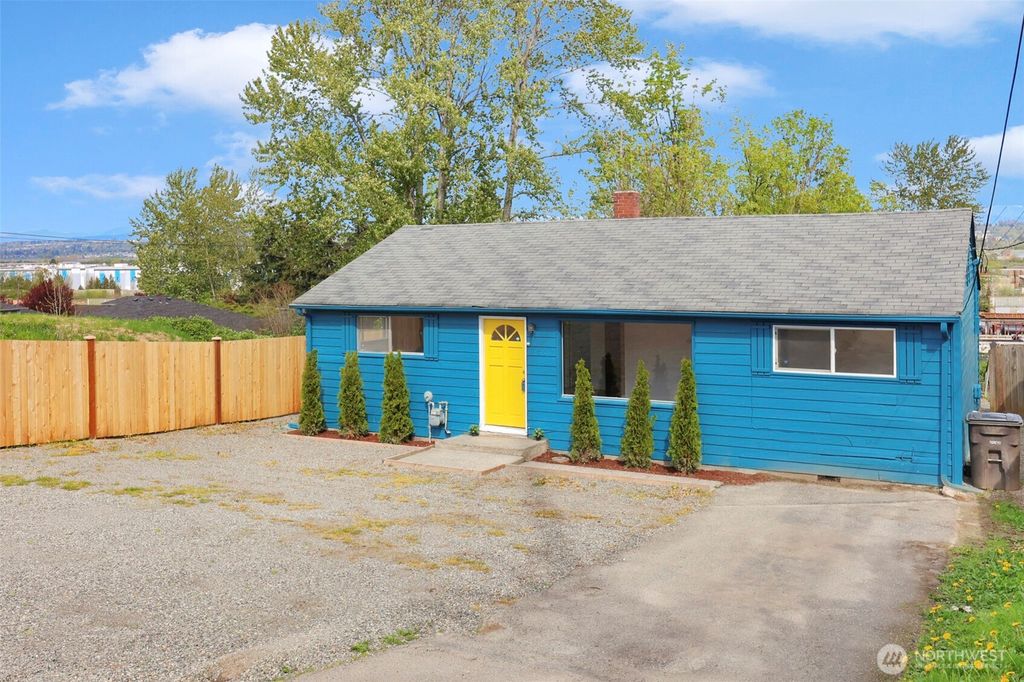 Photo of 833 E Marine View Drive, Everett, WA 98201 (MLS # 2489791)