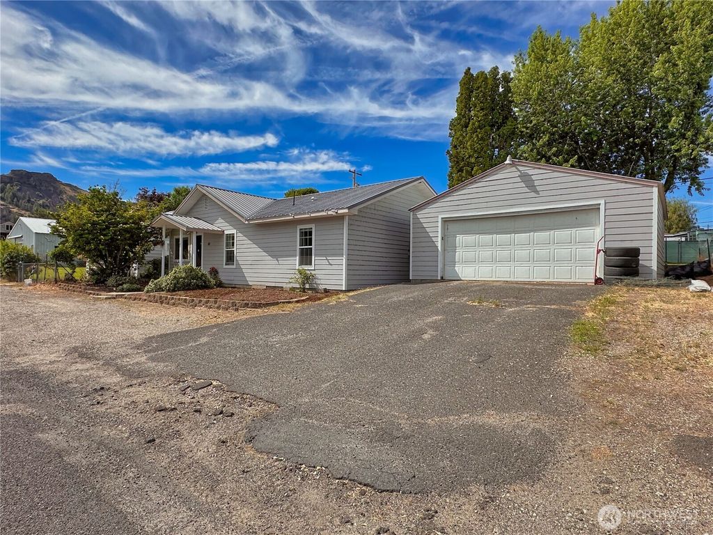 Photo of 111 Washington Place, Electric City, WA 99123 (MLS # 2526054)