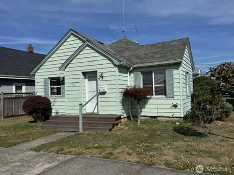 Photo of 225 SW Lewis Street, Chehalis, WA 98532 (MLS # 2580077)