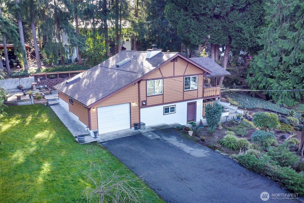 Photo of 2735 NE 103rd Street, Seattle, WA 98125 (MLS # 2476616)