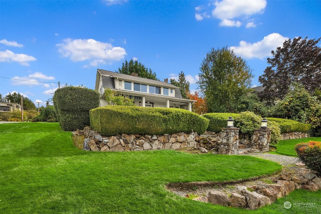 Photo of 2800 60th Avenue SE, Mercer Island, WA 98040 (MLS # 2301211)