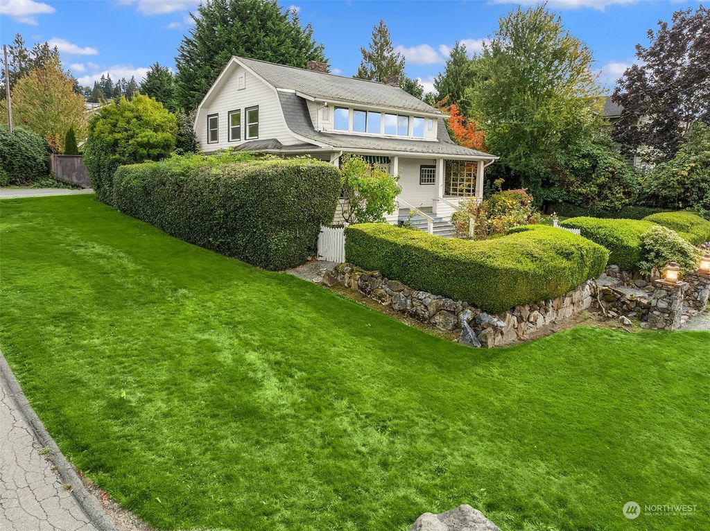 Photo of 2800 60th Avenue SE, Mercer Island, WA 98040 (MLS # 2301211)
