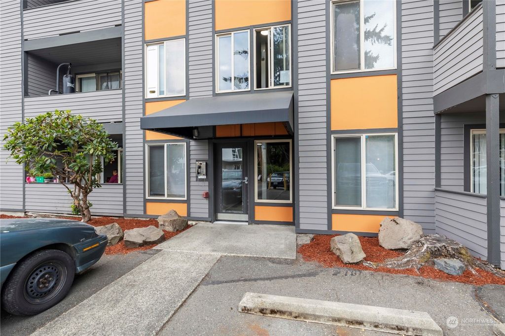 Photo of 12333 33rd Avenue NE, Seattle, WA 98125 (MLS # 2190425)