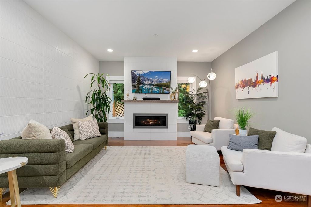 Photo of 1312 211th Avenue NE, Sammamish, WA 98074 (MLS # 2194894)