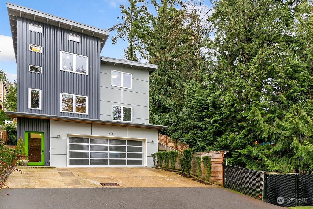 Photo of 1312 211th Avenue NE, Sammamish, WA 98074 (MLS # 2194894)