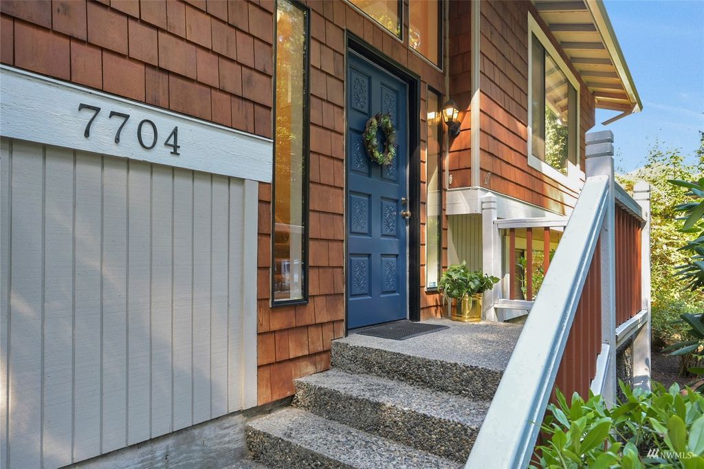 Photo of 7704 NE 140th Street, Kirkland, WA 98034 (MLS # 1992990)