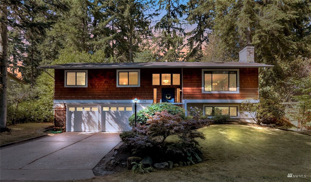 Photo of 7704 NE 140th Street, Kirkland, WA 98034 (MLS # 1992990)