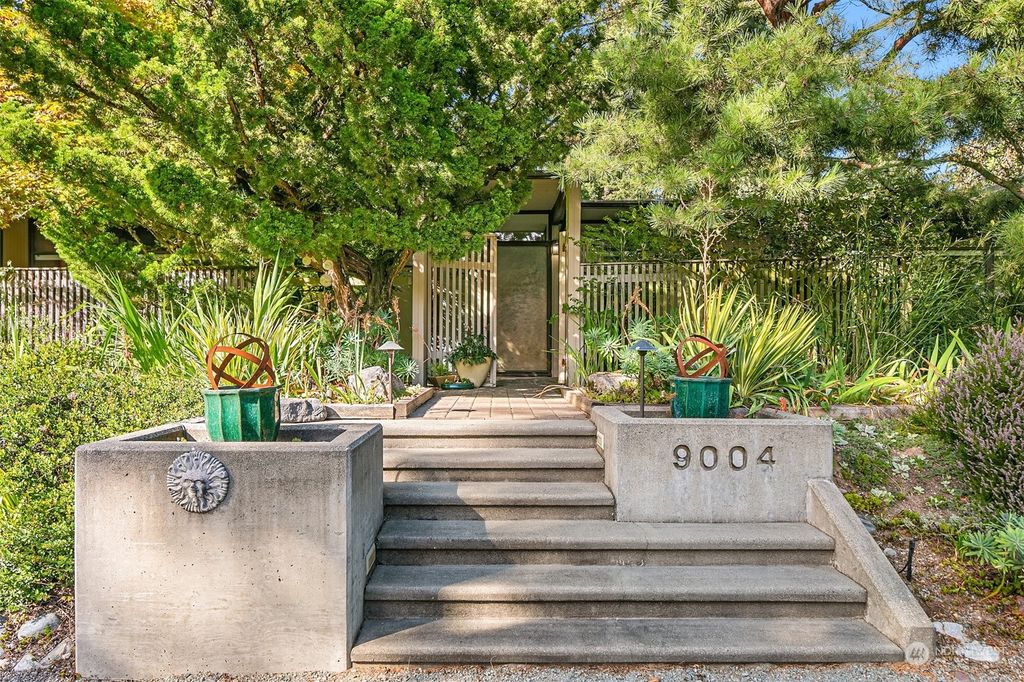 Photo of 9004 SE 61st Street, Mercer Island, WA 98040 (MLS # 2289686)