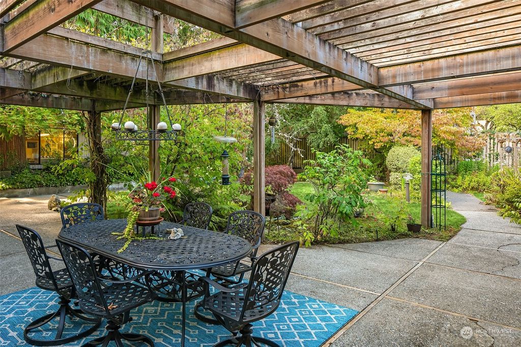 Photo of 9004 SE 61st Street, Mercer Island, WA 98040 (MLS # 2289686)