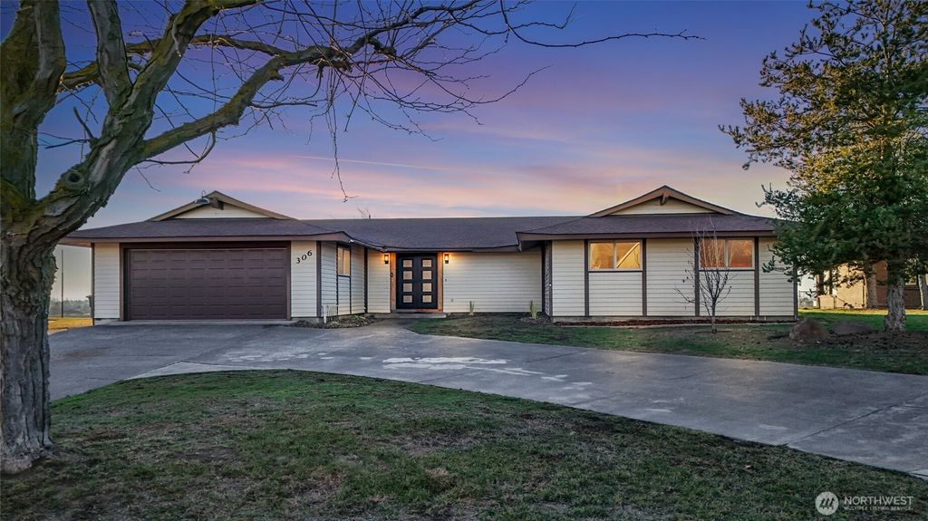 Photo of 306 N Crestview Drive, Moses Lake, WA 98837 (MLS # 2469464)