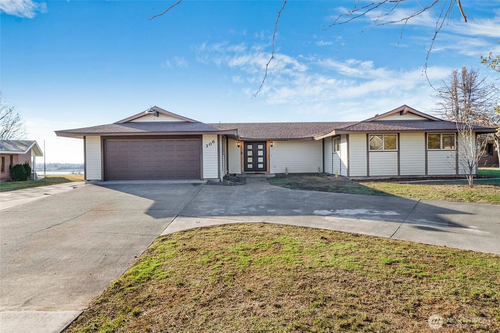 Photo of 306 N Crestview Drive, Moses Lake, WA 98837 (MLS # 2469464)