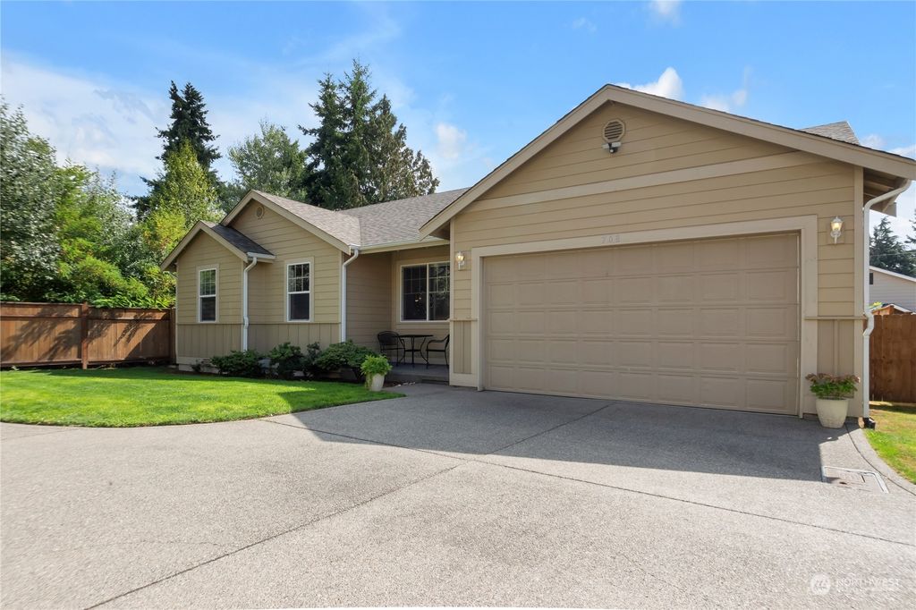 Photo of 708 Monroe Avenue NE, Renton, WA 98056 (MLS # 2209351)