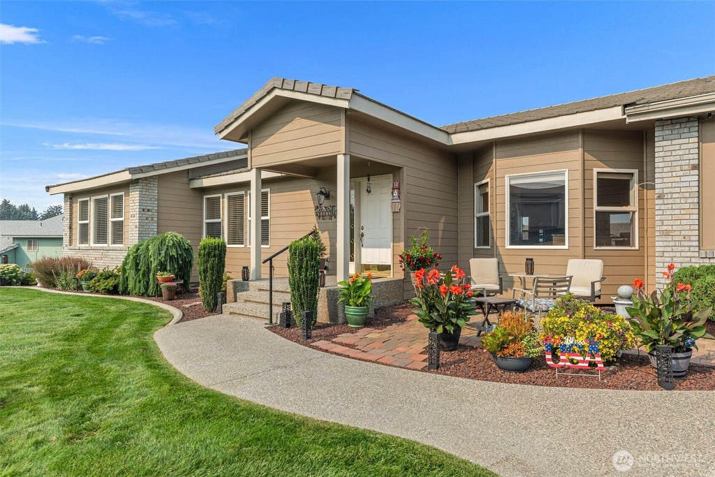 Photo of 1380 Eastmont Avenue #1001, East Wenatchee, WA 98802 (MLS # 2570021)