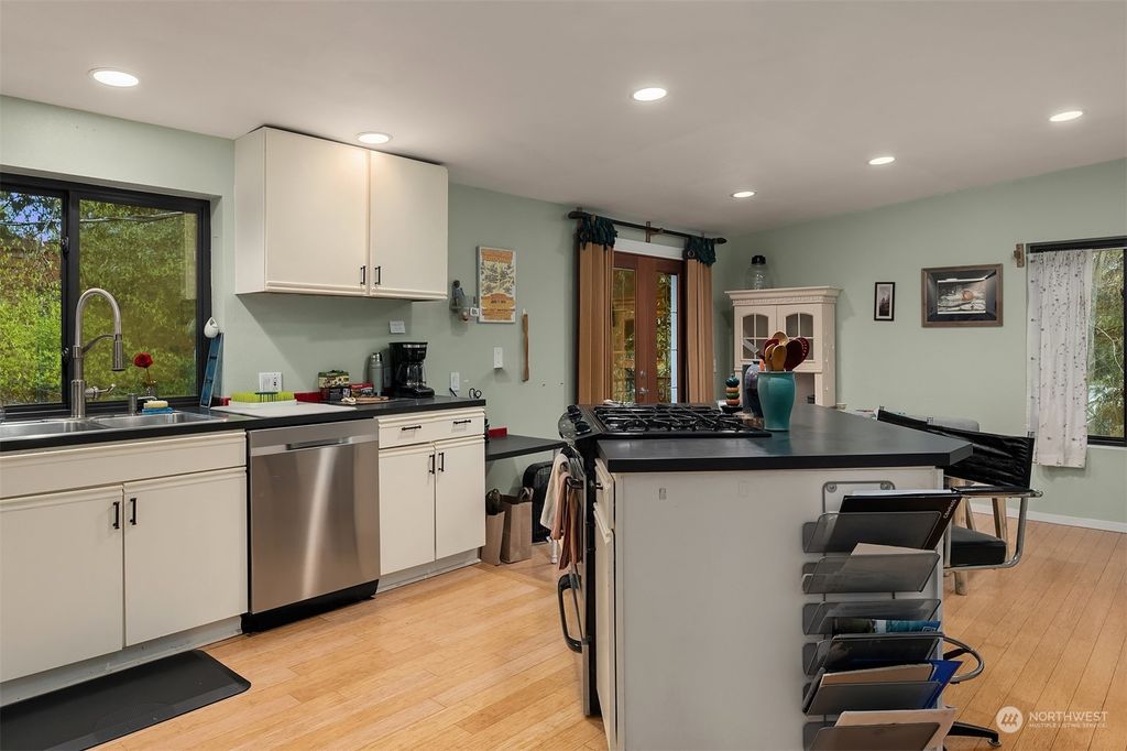Photo of 10539 Alton Avenue NE, Seattle, WA 98125 (MLS # 2048245)