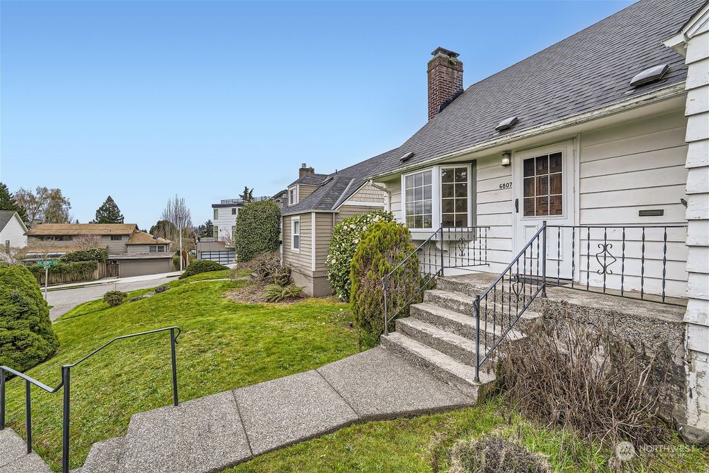 Photo of 6807 54th Avenue NE, Seattle, WA 98115 (MLS # 2211033)