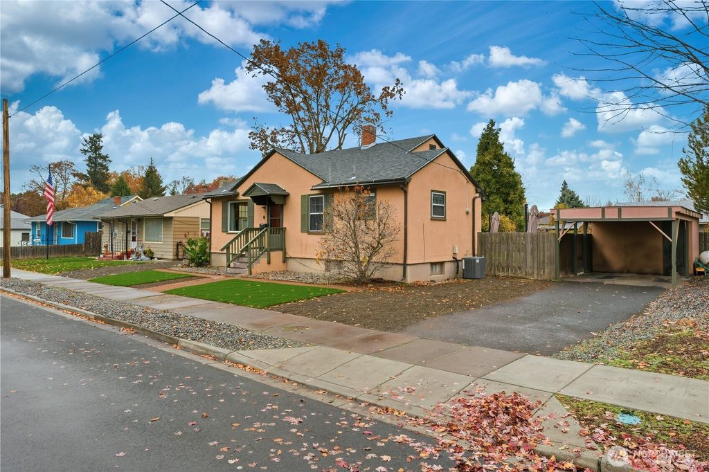 Photo of 1123 Francis Avenue, Walla Walla, WA 99362 (MLS # 2456964)