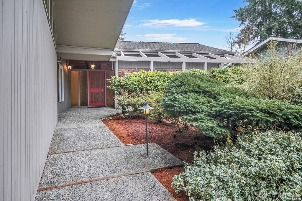 Photo of 4916 125th Avenue SE, Bellevue, WA 98006 (MLS # 2342787)