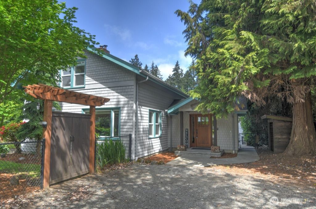 Photo of 1406 Eskridge Boulevard SE, Olympia, WA 98501 (MLS # 2526112)