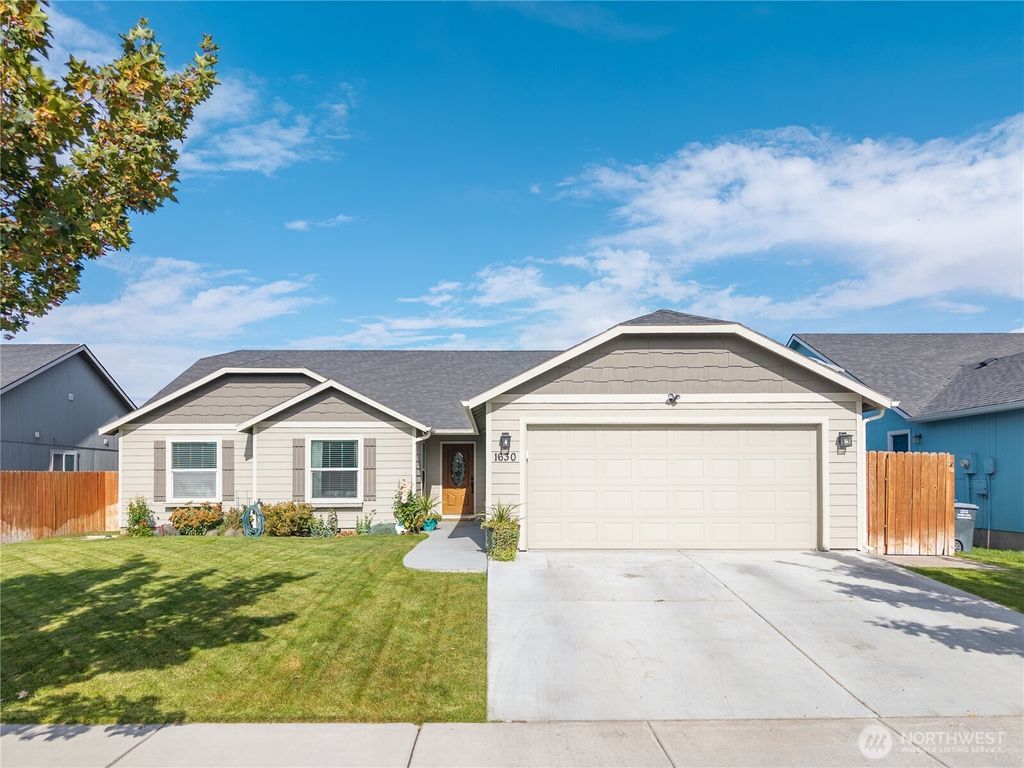 Photo of 1630 E Filmore Drive, Moses Lake, WA 98837 (MLS # 2444709)